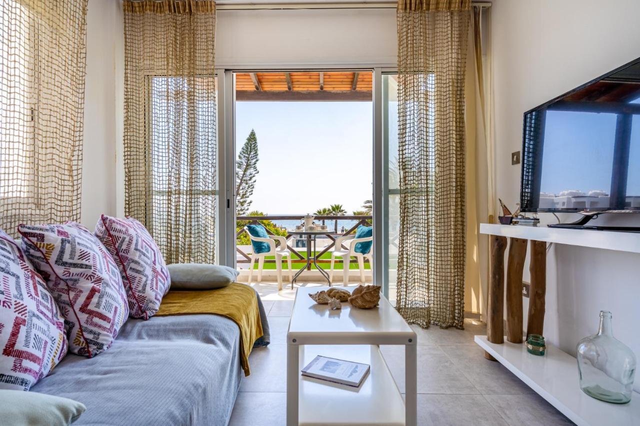 Seawaves 1- Bedroom Apartment Near Meneou Beach ลาร์นาคา ภายนอก รูปภาพ