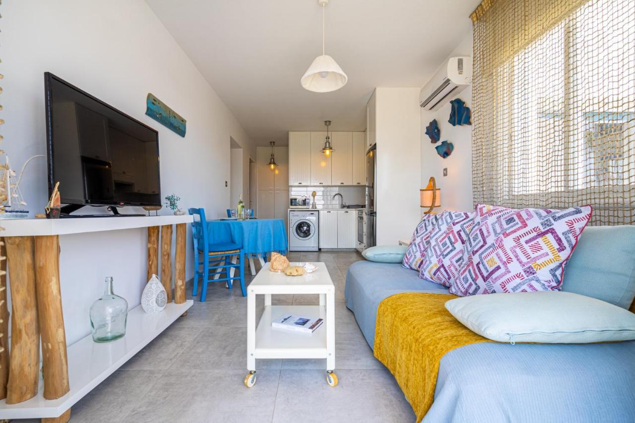 Seawaves 1- Bedroom Apartment Near Meneou Beach ลาร์นาคา ภายนอก รูปภาพ